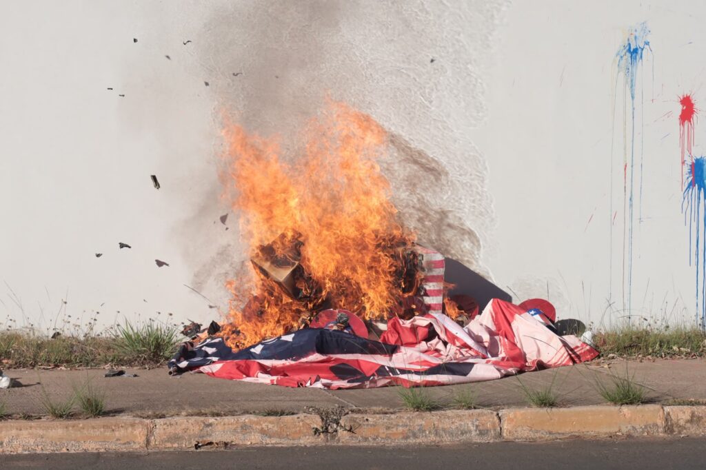 MST e Levante protestam em frente à Embaixada dos EUA em Brasília 1 mst-e-levante-protestam-em-frente-a-embaixada-dos-eua-em-brasilia-protesto-da-juventude-do-mst-e-levante-nesta-quinta-feira-13-em-frente-a-embaixada-dos-eua-em-brasilia-foto-divulgacao-tvt-news