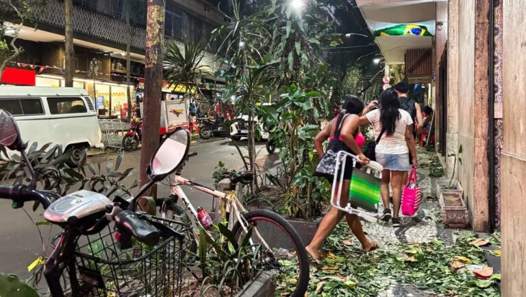 mensagem-de-alerta-extremo-foi-enviada-a-celulares-da-capital-do-rio-e-trens-metro-e-vlt-comecaram-mais-cedo-a-operacao-reforcada-de-horario-de-pico-foto-tania-rego-agencia-brasil