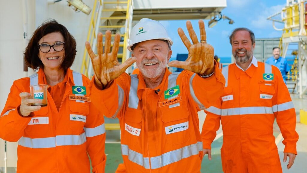 lula-e-alcolumbre-visitam-navio-sonda-da-petrobras-no-amapa-apos-descoberta-de-petroleo-na-margem-equatorial-presidente-da-petrobras-magda-chambriard-recepcionou-comitiva-em-visita-a-sonda-ns-42-que-faz-a-pesquisa-exploratoria-no-poco-morpho-em-aguas-profundas-do-amapa-na-margem-equatorial-brasileira-a-presidente-acompanhou-o-presidente-da-republica-luiz-inacio-lula-da-silva-o-ministro-de-minas-e-energia-alexandre-silveira-a-ministra-da-casa-civil-miriam-belchior-e-o-presidente-do-senado-federal-david-alcolumbre-a-sonda-ns-42-realiza-a-pesquisa-exploratoria-no-poco-morpho-na-margem-equatorial-brasileira-onde-a-petrobras-descobriu-a-presenca-de-hidrocarbonetos-tvt-news