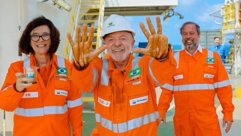lula-e-alcolumbre-visitam-navio-sonda-da-petrobras-no-amapa-apos-descoberta-de-petroleo-na-margem-equatorial-presidente-da-petrobras-magda-chambriard-recepcionou-comitiva-em-visita-a-sonda-ns-42-que-faz-a-pesquisa-exploratoria-no-poco-morpho-em-aguas-profundas-do-amapa-na-margem-equatorial-brasileira-a-presidente-acompanhou-o-presidente-da-republica-luiz-inacio-lula-da-silva-o-ministro-de-minas-e-energia-alexandre-silveira-a-ministra-da-casa-civil-miriam-belchior-e-o-presidente-do-senado-federal-david-alcolumbre-a-sonda-ns-42-realiza-a-pesquisa-exploratoria-no-poco-morpho-na-margem-equatorial-brasileira-onde-a-petrobras-descobriu-a-presenca-de-hidrocarbonetos-tvt-news