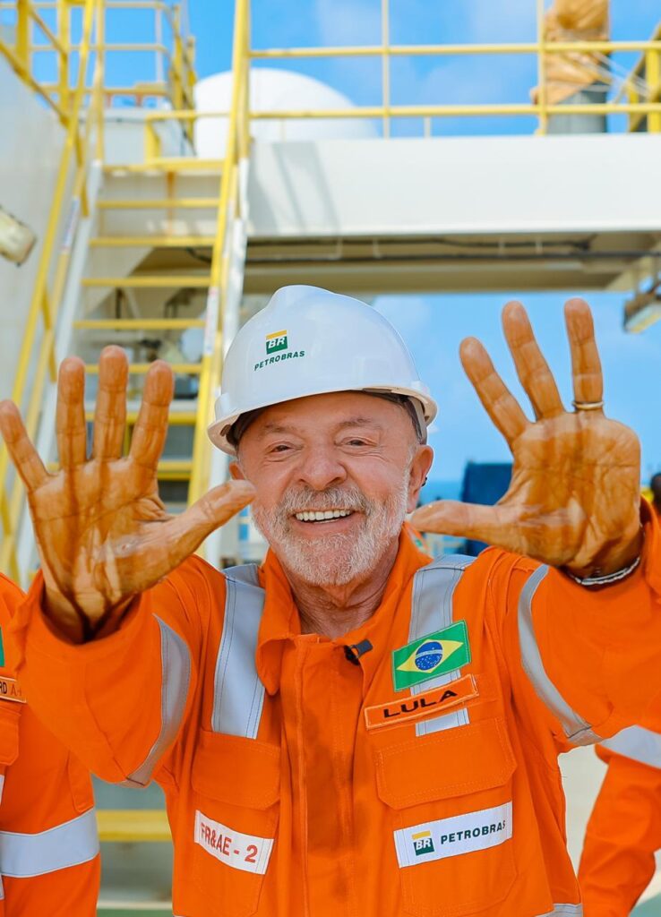 lula-e-alcolumbre-visitam-navio-sonda-da-petrobras-no-amapa-apos-descoberta-de-petroleo-na-margem-equatorial-presidente-da-petrobras-magda-chambriard-recepcionou-comitiva-em-visita-a-sonda-ns-42-que-faz-a-pesquisa-exploratoria-no-poco-morpho-em-aguas-profundas-do-amapa-na-margem-equatorial-brasileira-a-presidente-acompanhou-o-presidente-da-republica-luiz-inacio-lula-da-silva-o-ministro-de-minas-e-energia-alexandre-silveira-a-ministra-da-casa-civil-miriam-belchior-e-o-presidente-do-senado-federal-david-alcolumbre-a-sonda-ns-42-realiza-a-pesquisa-exploratoria-no-poco-morpho-na-margem-equatorial-brasileira-onde-a-petrobras-descobriu-a-presenca-de-hidrocarbonetos-tvt-news
