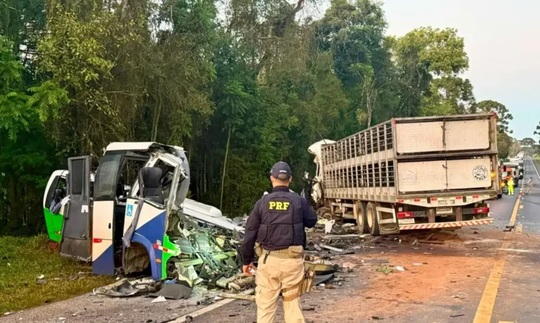 acidente-entre-onibus-e-caminhao-mata-23-pessoas-em-estrada-no-parana-tvt-news