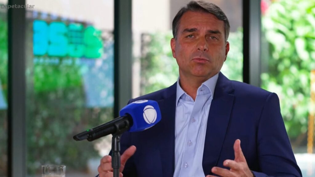 flavio-bolsonaro-se-opoe-ao-fim-da-escala-6x1-e-defende-que-trabalhadores-possam-negociar-jornada-e-distribuicao-das-horas-foto-reproducao-record