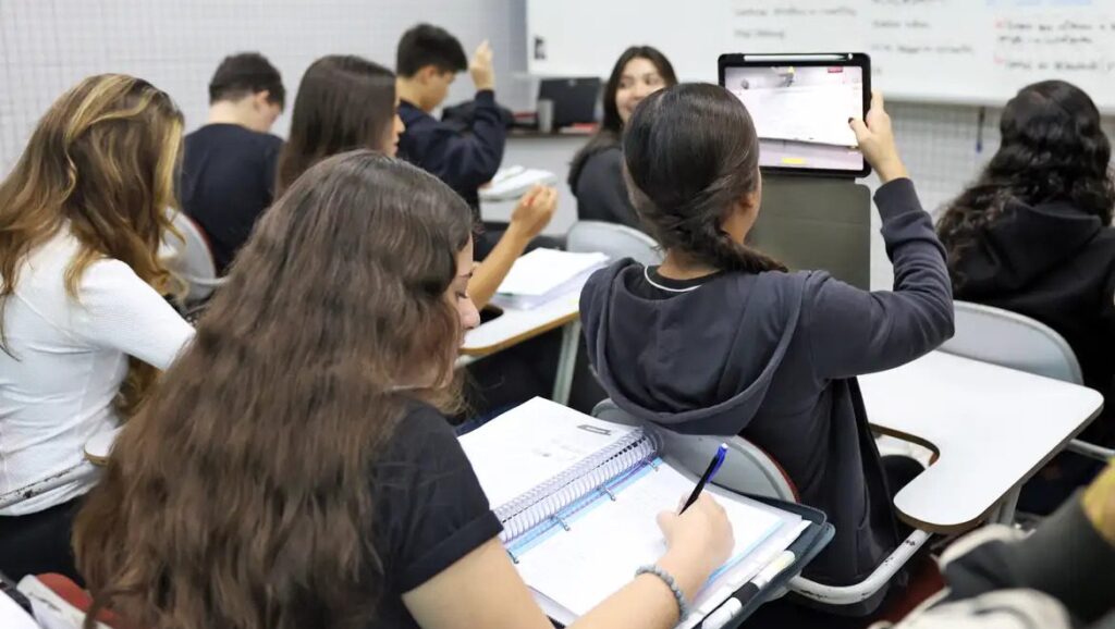 pesquisa-do-insper-estima-que-programa-pode-levar-372-mil-jovens-a-mais-por-ano-a-concluir-o-ensino-medio-foto-jose-cruz-agencia-brasil