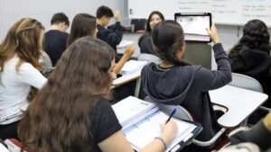 Da Redação 7 pesquisa-do-insper-estima-que-programa-pode-levar-372-mil-jovens-a-mais-por-ano-a-concluir-o-ensino-medio-foto-jose-cruz-agencia-brasil