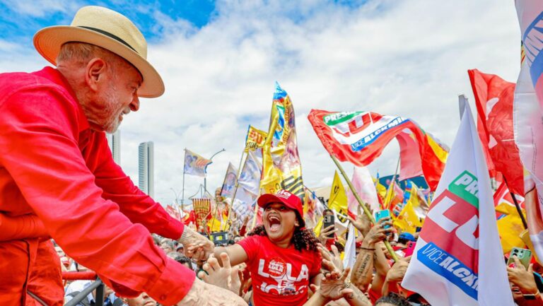 mesmo-em-empate-tecnico-com-flavio-bolsonaro-no-2o-turno-lula-ainda-mantem-lideranca-numerica-reforçada-na-ultima-pesquisa-datafolha-pela-queda-de-2-pontos-na-avaliacao-negativa-do-governo-foto-ricardo-stuckert