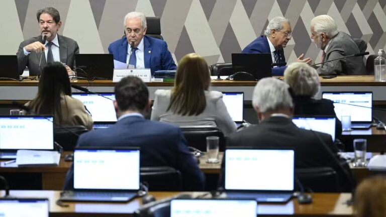 texto-da-pec-pelo-fim-da-6x1-mantem-limite-de-40-horas-semanais-e-preve-dois-dias-de-descanso-remunerado-proposta-ainda-sera-submetida-a-destaques-antes-de-seguir-ao-plenario-foto-andressa-anholete-agencia-senado