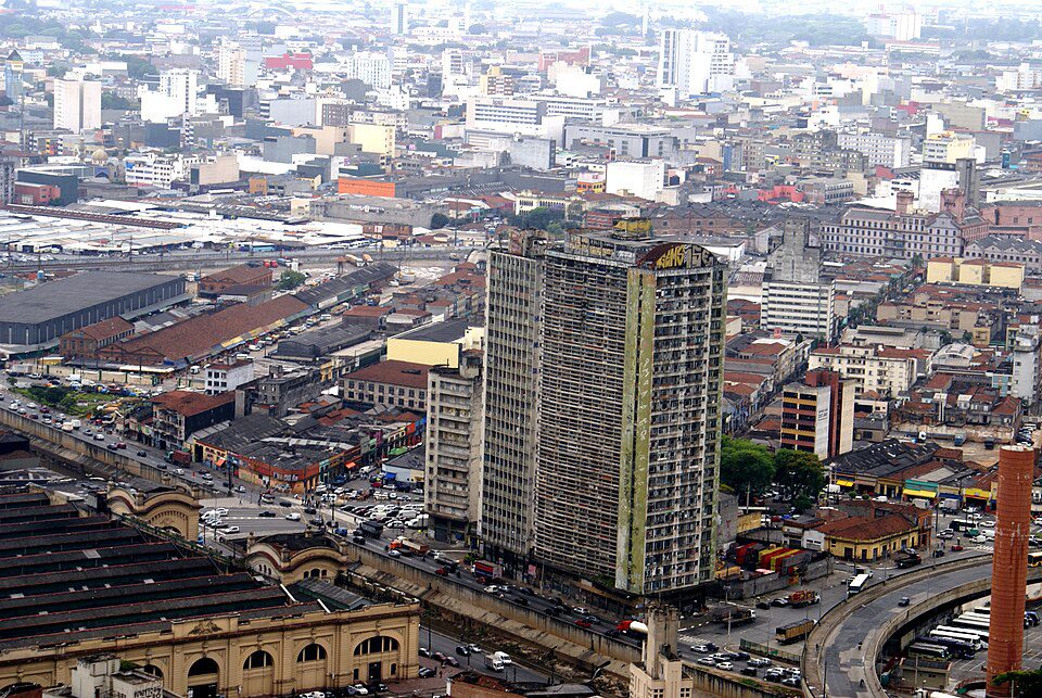 A "Joia da Coroa" sobre escombros: como o novo Sesc esconde uma história de remoções no centro de SP 2 O-edifício-São-Vito-costumava-ser-apontado-como-um-dos-piores-endereços-da-cidade,-sendo-popularmente-conhecido-como-sua-“maior-favela-vertical”.---Foto:-Creative-Commons-|-TVT-News