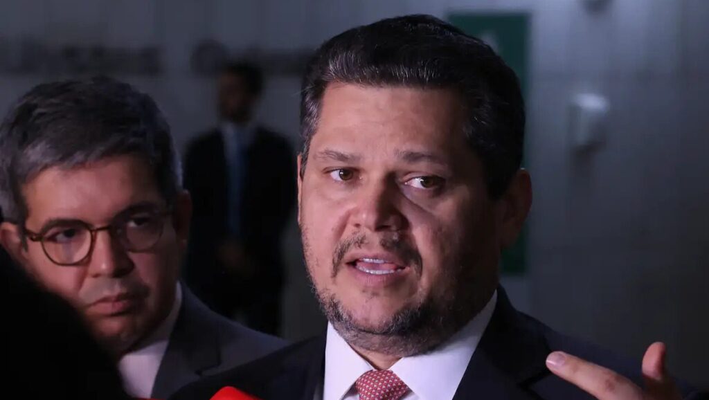 presidente-do-senado-alcolumbre-citou-pedido-de-r-130-milhoes-a-vorcaro-por-flavio-bolsonaro-para-filme-sobre-a-vida-de-seu-pai-ao-responder-a-pressoes-por-sequencia-a-pedidos-de-impeachment-de-alexandre-de-moraes-foto-lula-marques-agencia-brasil