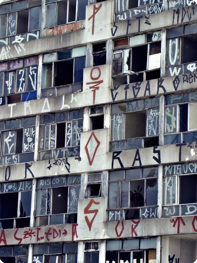 A "Joia da Coroa" sobre escombros: como o novo Sesc esconde uma história de remoções no centro de SP 3 O-Edifício-Mercúrio-possuía-24-andares-e-140-apartamentos-e-era-"irmão-gêmeo"-do-São-Vito.---Foto:-Creative-Commons-|-TVT-News