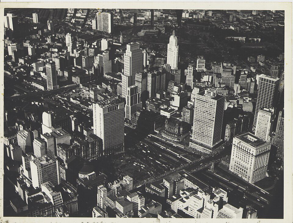 A "Joia da Coroa" sobre escombros: como o novo Sesc esconde uma história de remoções no centro de SP 1 Vista-aérea-do-Vale-do-Anhangabaú.---Foto:-Werner-Haberkorn/Fotolabor/Museu-Paulista-da-USP-|-TVT-News