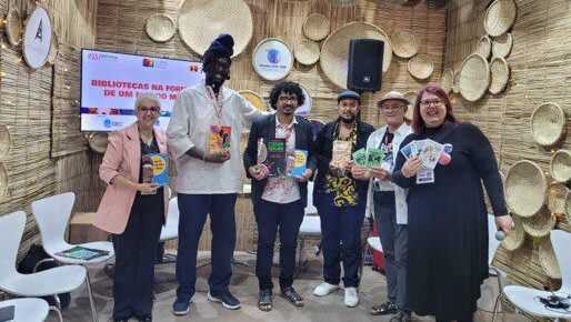 a-presidenta-do-crb-8-ana-claudia-martins-e-a-vice-regina-fazioli-com-poetas-escritores-na-bienal-internacional-do-livro-de-sao-paulo-foto-arquivo-do-crb-8-divulgacao