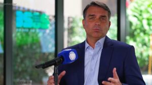 Da Redação 10 revista-piaui-e-jornalista-breno-pires-revelam-mensagens-entre-robson-calixto-fonseca-e-assessora-do-senador-flavio-bolsonaro-foto-reproducao