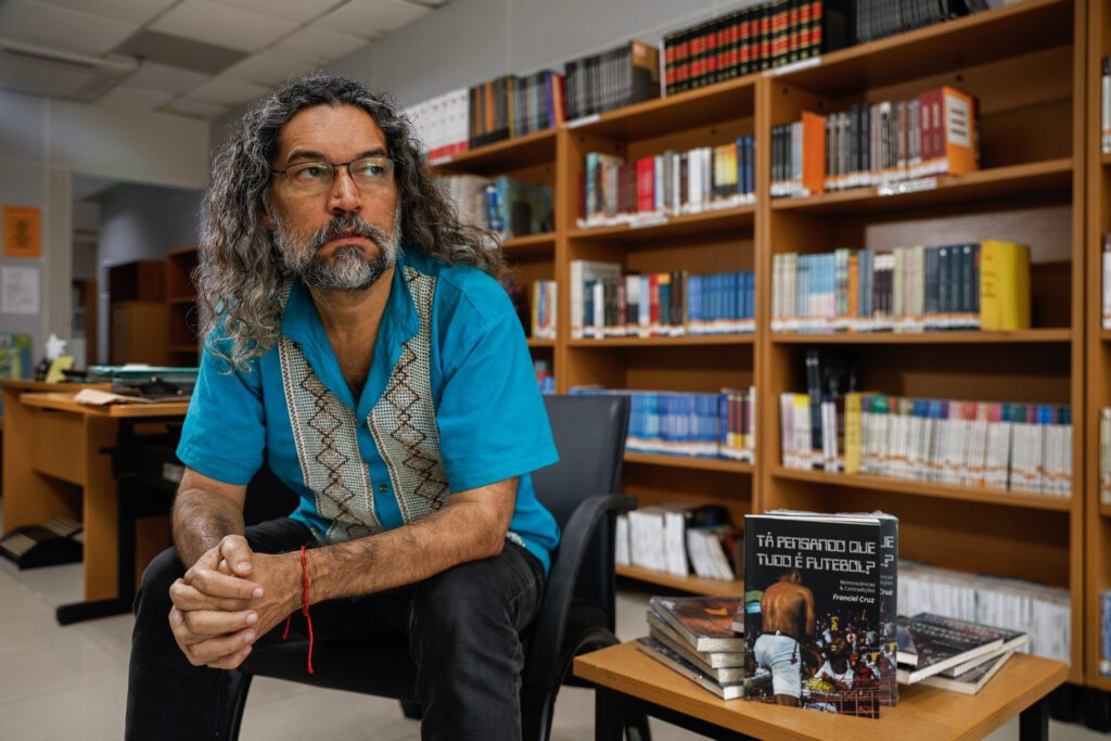 Franciel-Cruz-analisa-as-oscilações-nas-pesquisas,-o-avanço-de-Augusto-Cury,-a-polarização-entre-Lula-e-Flávio-Bolsonaro-e-o-papel-da-mídia-na-corrida-presidencial.-Foto:-Reprodução.-|-TVT-News