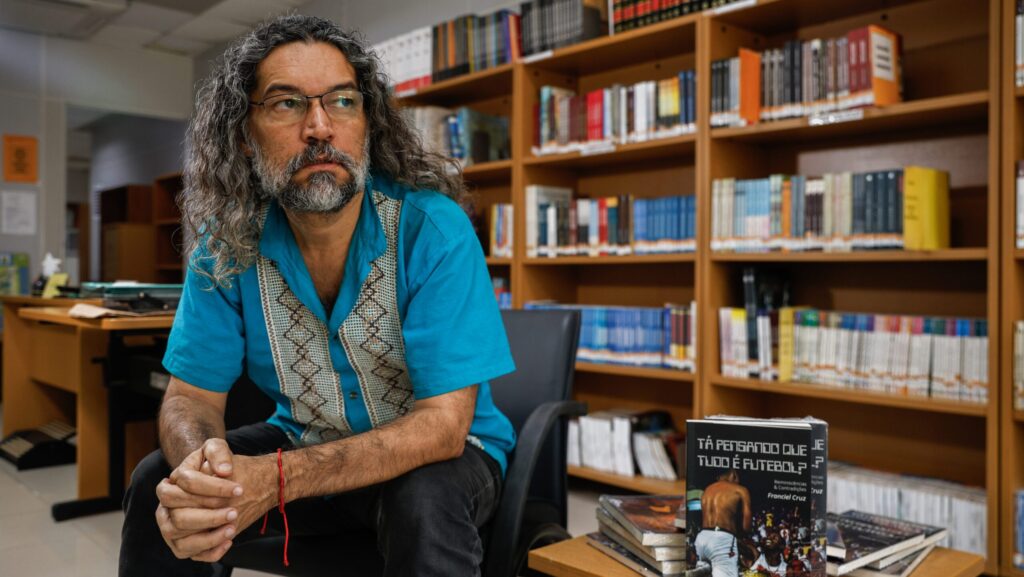 Franciel-Cruz-analisa-as-oscilações-nas-pesquisas,-o-avanço-de-Augusto-Cury,-a-polarização-entre-Lula-e-Flávio-Bolsonaro-e-o-papel-da-mídia-na-corrida-presidencial.-Foto:-Reprodução.-|-TVT-News