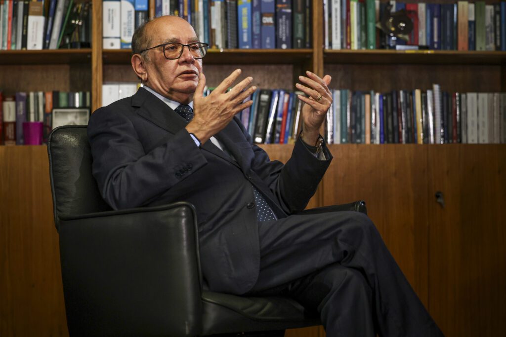 O que acontece agora com a crise no STF após o confronto entre Moraes e Mendonça? 3 Gilmar-Mendes-propôs-a-Fachin-proibir-delegados-da-PF-de-atuar-em-gabinetes-de-ministros-do-STF.-Foto:-Marcelo-Camargo/Agência-Brasil-|-TVT-News
