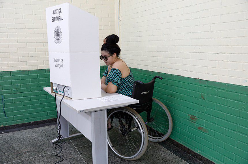 Eleitores têm até hoje para solicitar transporte especial 1 Cadeirante-vota;-este-ano,-TREs-disponibilizarão-transporte-para-pessoas-com-deficiência.---Foto:-Alejandro-Zambrana/Secom/TSE-|-TVT-News