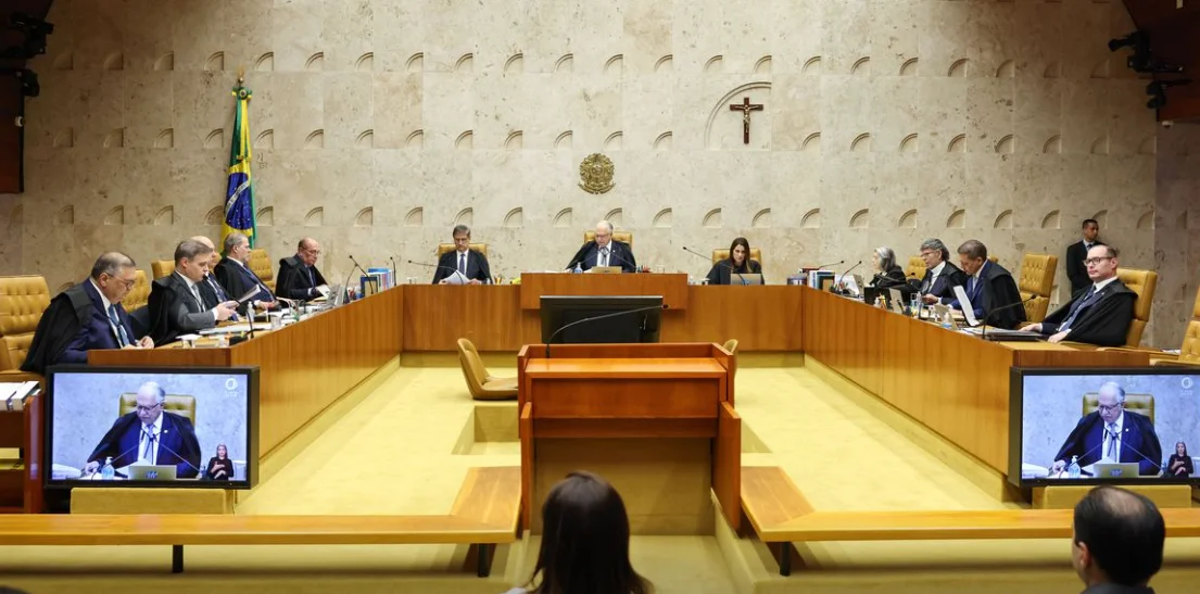 gilmar-mendes-Na-abertura-do-julgamento,-Edson-Fachin-defendeu-respeito-às-regras-processuais,-decisões-colegiadas-e-preservação-da-Corte-diante-de-um-dos-momentos-mais-delicados-de-sua-história.-Foto:-Fellipe-Sampaio/STF-|-TVT-News