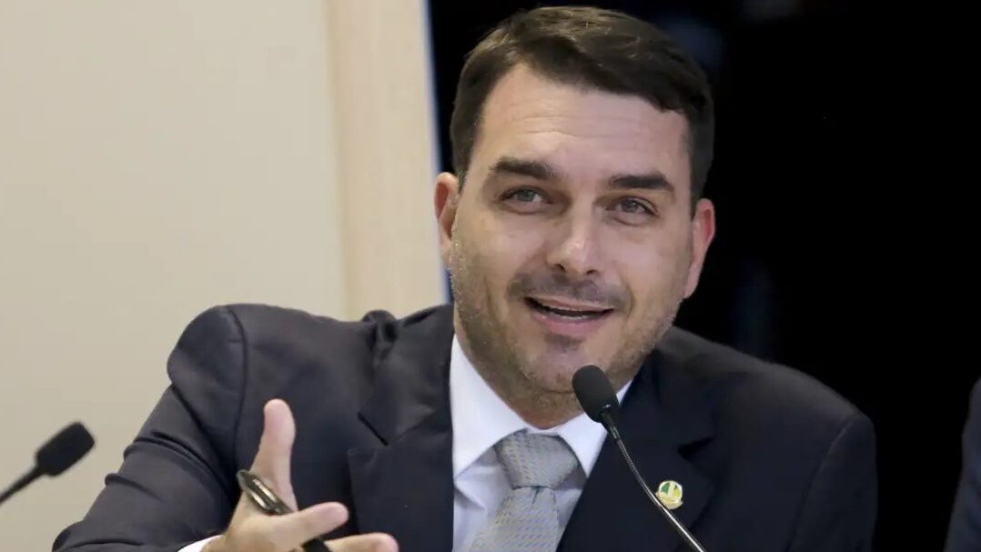 miliciano-mensagens-mostram-assessora-do-senador-flavio-bolsonaro-tratando-de-repasse-de-quase-r-200-mil-com-robson-calixto-condenado-no-caso-marielle-e-ligado-aos-irmaos-brazao-foto-wilson-dias-agencia-brasil