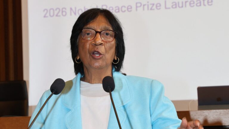 TVTNews 4 navi-pillay-fala-a-jornalistas-apos-receber-o-premio-nobel-da-paz-de-2026-tvt-news