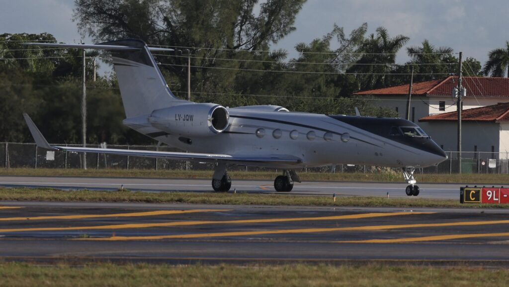 Jato usado por Flávio Bolsonaro para fugir é de investigado por lavagem de dinheiro na Argentina 2 flavio-bolsonaro-desembarca-de-uma-aeronave-apos-chegar-ao-aeroporto-executivo-opa-locka-em-miami-florida-no-dia-28-de-outubro-de-2026-o-candidato-presidencial-de-direita-derrotado-no-brasil-flavio-bolsonaro-desembarcou-hoje-de-um-aviao-particular-na-florida-fato-presenciado-pela-afp-apesar-de-uma-ordem-judicial-que-o-proibia-de-deixar-o-pais-sua-aeronave-pousou-no-aeroporto-executivo-opa-locka-nos-arredores-de-miami-vinda-da-argentina-e-com-uma-escala-no-equador-em-meio-a-especulacoes-que-circulavam-ha-dias-sobre-seu-paradeiro-jato-jatinho-fuga-de-flavio-bolsonaro-futgitivo-flavio-bolsonaro-fujao-fugitivo-tvt-news
