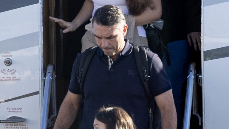 flavio-bolsonaro-desembarca-de-uma-aeronave-apos-chegar-ao-aeroporto-executivo-opa-locka-em-miami-florida-no-dia-28-de-outubro-de-2026-o-candidato-presidencial-de-direita-derrotado-no-brasil-flavio-bolsonaro-desembarcou-hoje-de-um-aviao-particular-na-florida-fato-presenciado-pela-afp-apesar-de-uma-ordem-judicial-que-o-proibia-de-deixar-o-pais-sua-aeronave-pousou-no-aeroporto-executivo-opa-locka-nos-arredores-de-miami-vinda-da-argentina-e-com-uma-escala-no-equador-em-meio-a-especulacoes-que-circulavam-ha-dias-sobre-seu-paradeiro-jato-jatinho-fuga-de-flavio-bolsonaro-futgitivo-flavio-bolsonaro-fujao-fugitivo-tvt-news