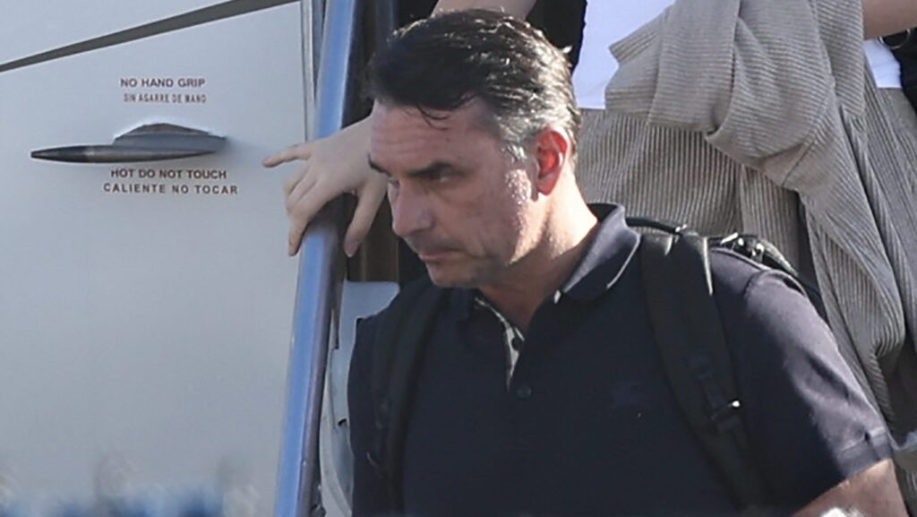 flavio-bolsonaro-desembarca-de-uma-aeronave-apos-chegar-ao-aeroporto-executivo-opa-locka-em-miami-florida-no-dia-28-de-outubro-de-2026-o-candidato-presidencial-de-direita-derrotado-no-brasil-flavio-bolsonaro-desembarcou-hoje-de-um-aviao-particular-na-florida-fato-presenciado-pela-afp-apesar-de-uma-ordem-judicial-que-o-proibia-de-deixar-o-pais-sua-aeronave-pousou-no-aeroporto-executivo-opa-locka-nos-arredores-de-miami-vinda-da-argentina-e-com-uma-escala-no-equador-em-meio-a-especulacoes-que-circulavam-ha-dias-sobre-seu-paradeiro-jato-jatinho-fuga-de-flavio-bolsonaro-futgitivo-flavio-bolsonaro-fujao-fugitivo-tvt-news