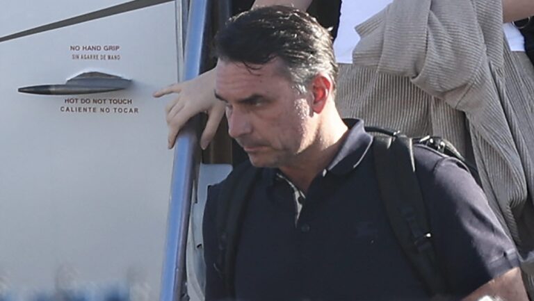 flavio-bolsonaro-desembarca-de-uma-aeronave-apos-chegar-ao-aeroporto-executivo-opa-locka-em-miami-florida-no-dia-28-de-outubro-de-2026-o-candidato-presidencial-de-direita-derrotado-no-brasil-flavio-bolsonaro-desembarcou-hoje-de-um-aviao-particular-na-florida-fato-presenciado-pela-afp-apesar-de-uma-ordem-judicial-que-o-proibia-de-deixar-o-pais-sua-aeronave-pousou-no-aeroporto-executivo-opa-locka-nos-arredores-de-miami-vinda-da-argentina-e-com-uma-escala-no-equador-em-meio-a-especulacoes-que-circulavam-ha-dias-sobre-seu-paradeiro-jato-jatinho-fuga-de-flavio-bolsonaro-futgitivo-flavio-bolsonaro-fujao-fugitivo-tvt-news