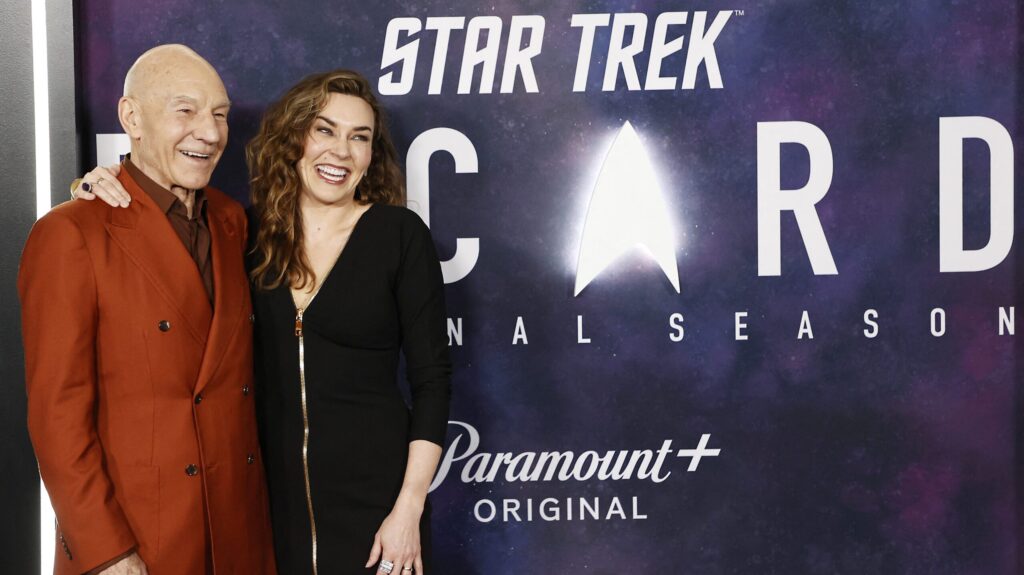 Morre Patrick Stewart, o Professor Xavier de “X-Men”, aos 86 anos 1 o-ator-britanico-patrick-stewart-e-sua-esposa-sunny-ozell-chegam-a-estreia-da-temporada-final-de-star-trek-picard-no-tcl-chinese-theatre-em-hollywood-california-em-9-de-fevereiro-de-2023-foto-kyle-grillot-afp