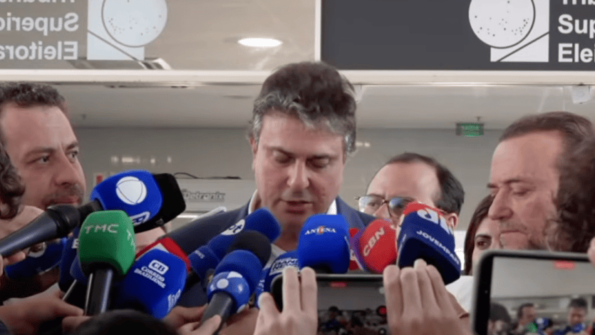 equipes-afirmam-que-aceitaram-condicoes-para-abrir-sigilo-de-informacoes-bancarias-fiscais-e-telefonicas-representantes-do-senador-querem-analisar-os-documentos-do-presidente-antes-de-entregar-os-proprios-fotos-youtube-reproducao