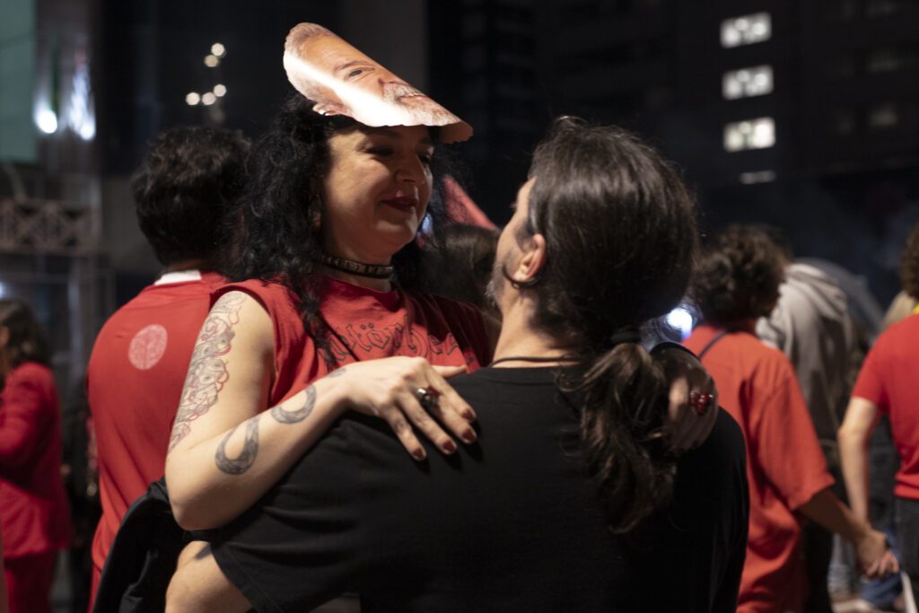 populacao-toma-as-ruas-da-avenida-paulista-em-sao-paulo-para-comemorar-reeleiçao-de-lula-emanuela-godoy-tvt-news