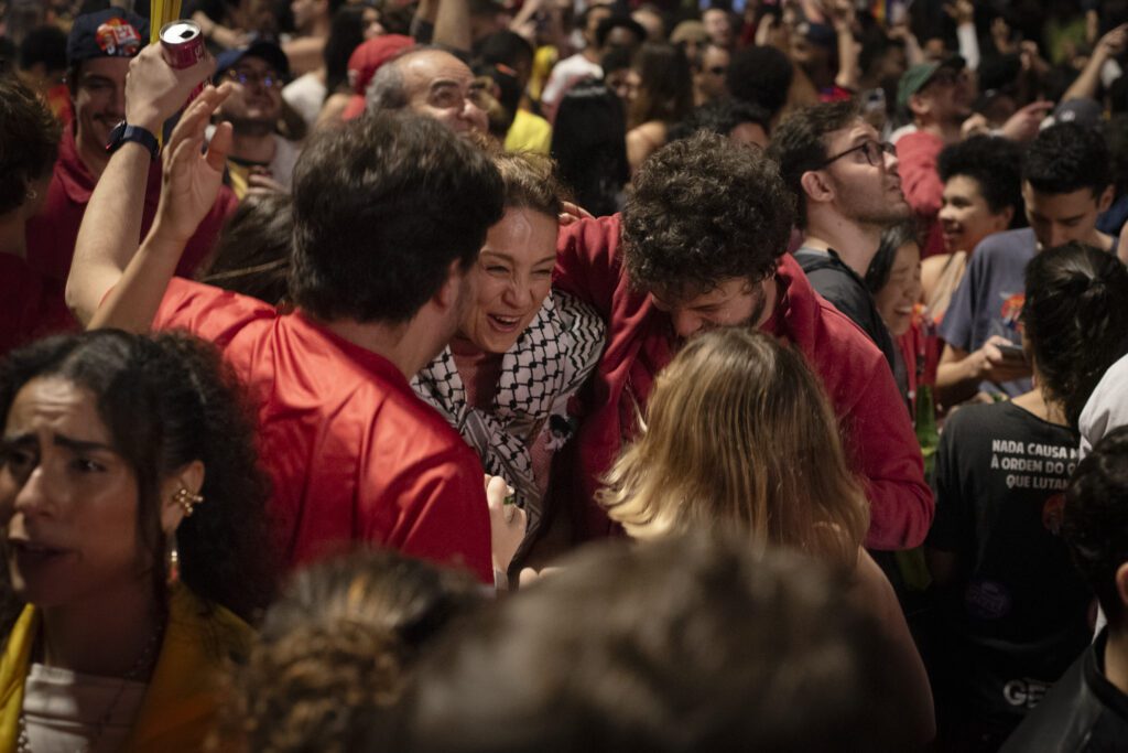 populacao-toma-as-ruas-da-avenida-paulista-em-sao-paulo-para-comemorar-reeleiçao-de-lula-emanuela-godoy-tvt-news