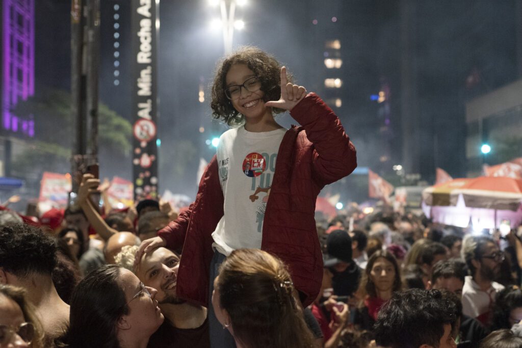 populacao-toma-as-ruas-da-avenida-paulista-em-sao-paulo-para-comemorar-reeleiçao-de-lula-emanuela-godoy-tvt-news