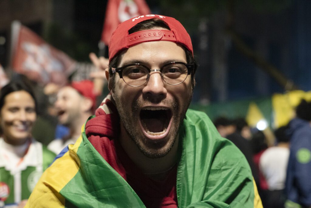 Por que a estratégia de marketing político de Lula funcionou em 2026? 1 populacao-toma-as-ruas-da-avenida-paulista-em-sao-paulo-para-comemorar-reeleiçao-de-lula-emanuela-godoy-tvt-news