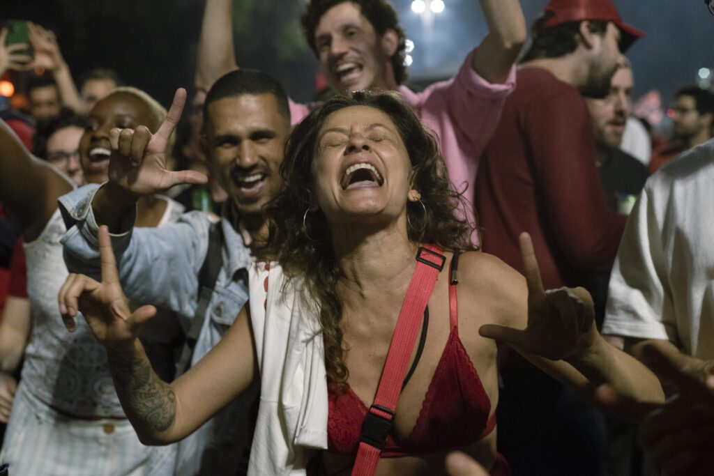populacao-toma-as-ruas-da-avenida-paulista-em-sao-paulo-para-comemorar-reeleiçao-de-lula-emanuela-godoy-tvt-news