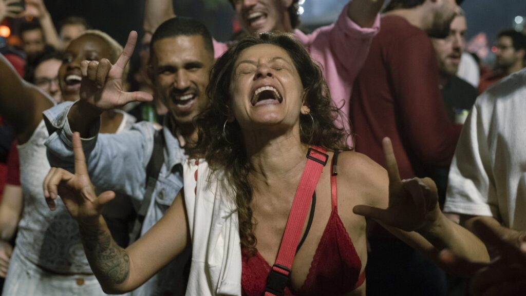 populacao-toma-as-ruas-da-avenida-paulista-em-sao-paulo-para-comemorar-reeleiçao-de-lula-emanuela-godoy-tvt-news