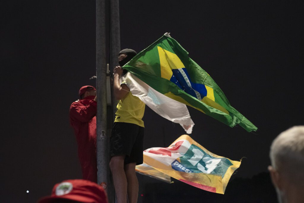 populacao-toma-as-ruas-da-avenida-paulista-em-sao-paulo-para-comemorar-reeleiçao-de-lula-emanuela-godoy-tvt-news