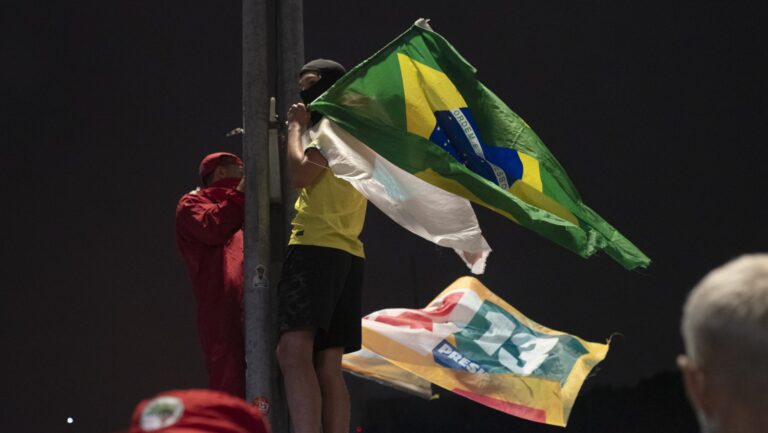 populacao-toma-as-ruas-da-avenida-paulista-em-sao-paulo-para-comemorar-reeleiçao-de-lula-emanuela-godoy-tvt-news