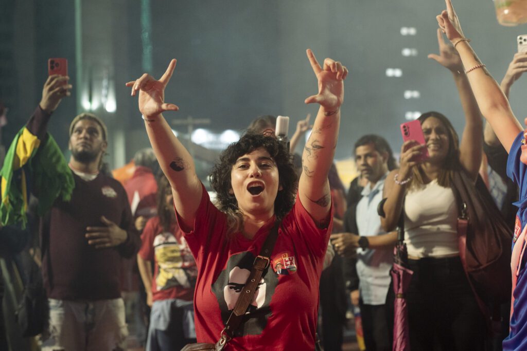 populacao-toma-as-ruas-da-avenida-paulista-em-sao-paulo-para-comemorar-reeleiçao-de-lula-emanuela-godoy-tvt-news