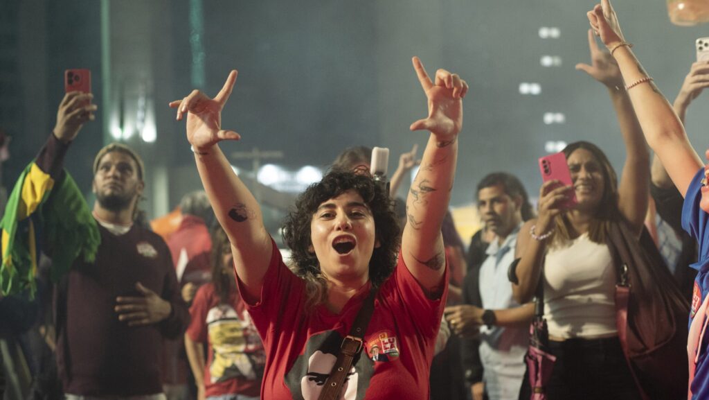 populacao-toma-as-ruas-da-avenida-paulista-em-sao-paulo-para-comemorar-reeleiçao-de-lula-emanuela-godoy-tvt-news