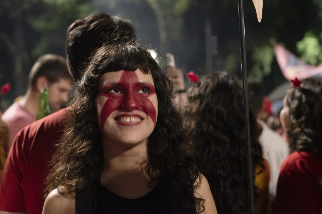 populacao-toma-as-ruas-da-avenida-paulista-em-sao-paulo-para-comemorar-reeleiçao-de-lula-emanuela-godoy-tvt-news