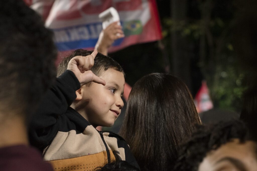 populacao-toma-as-ruas-da-avenida-paulista-em-sao-paulo-para-comemorar-reeleiçao-de-lula-emanuela-godoy-tvt-news