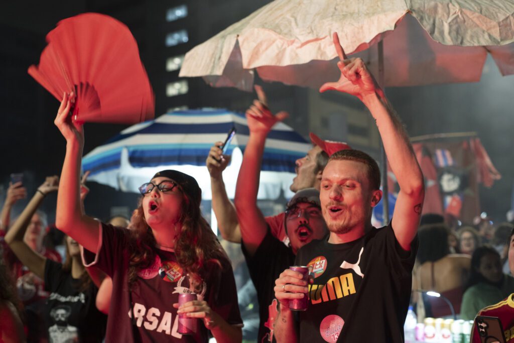 populacao-toma-as-ruas-da-avenida-paulista-em-sao-paulo-para-comemorar-reeleiçao-de-lula-emanuela-godoy-tvt-news