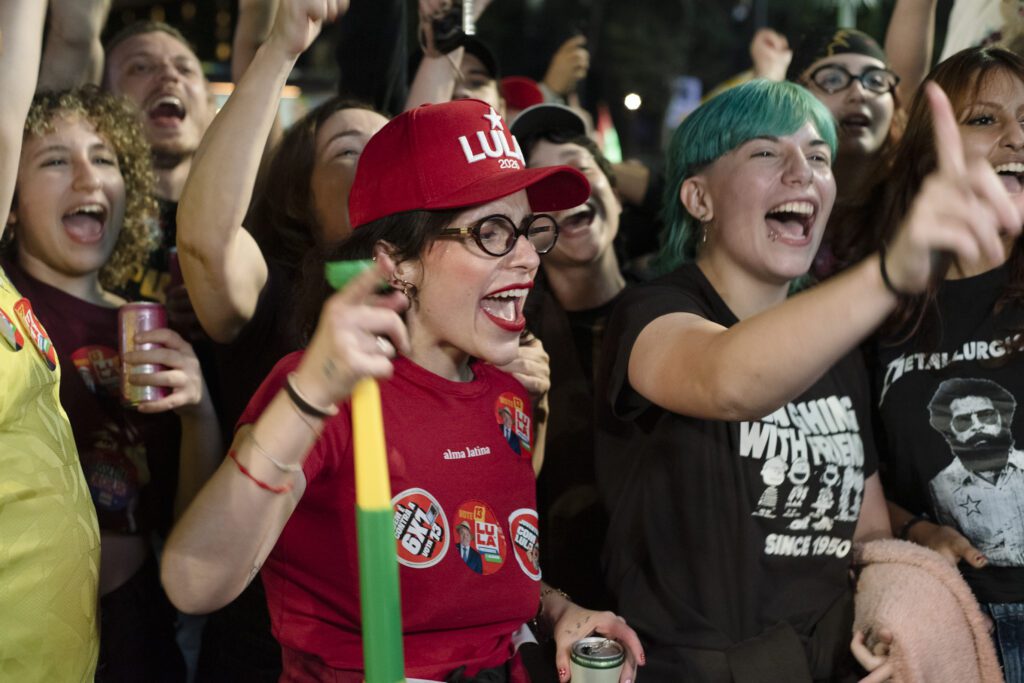 populacao-toma-as-ruas-da-avenida-paulista-em-sao-paulo-para-comemorar-reeleiçao-de-lula-emanuela-godoy-tvt-news