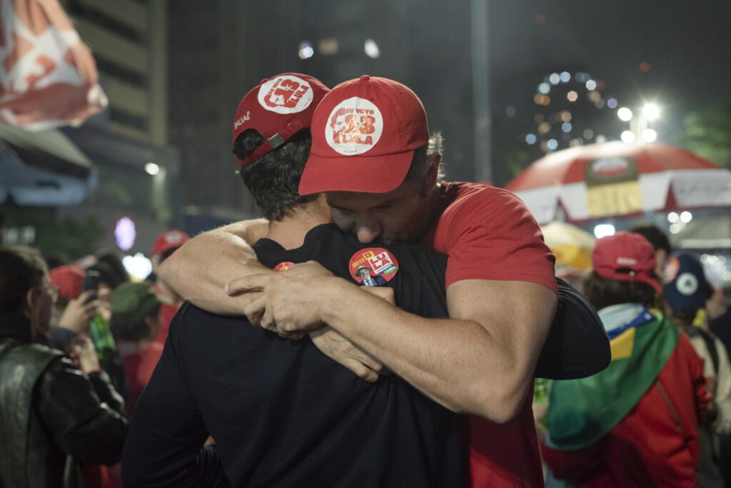 populacao-toma-as-ruas-da-avenida-paulista-em-sao-paulo-para-comemorar-reeleiçao-de-lula-emanuela-godoy-tvt-news