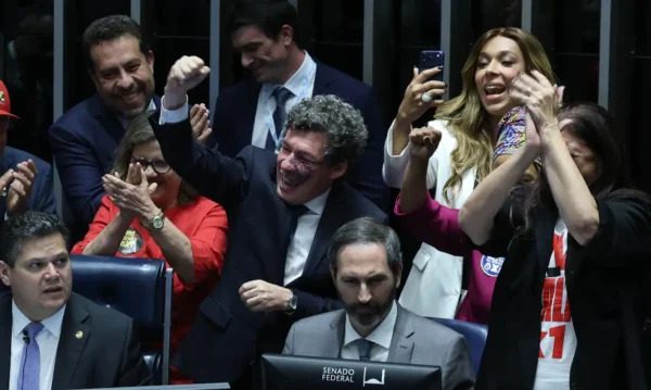 pec-aprovada-pelo-senado-preve-dois-dias-de-descanso-semanal-e-reducao-gradual-da-jornada-para-40-horas-sem-corte-salarial-mudanca-depende-de-promulgacao-e-tera-periodo-de-transicao-foto-lula-marques-agencia-brasil