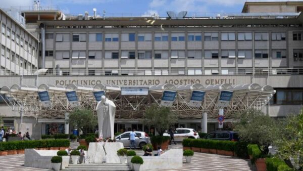 TVTNews 8 procedimento-do-papa-no-pulmao-durou-cerca-de-90-minutos-e-foi-concluido-sem-complicacoes-exame-confirmou-adenocarcinoma-pulmonar-segundo-boletim-medico-do-vaticano-foto-vatican-media