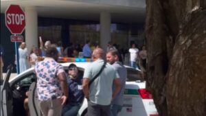 brasileiro-de-46-anos-circulou-em-local-de-votacao-em-miami-usando-uniforme-semelhante-ao-da-agencia-de-imigracao-ele-e-acusado-de-intimidar-eleitores-ameacar-policiais-e-tentar-subornar-agentes-foto-reproducao-redes-sociais