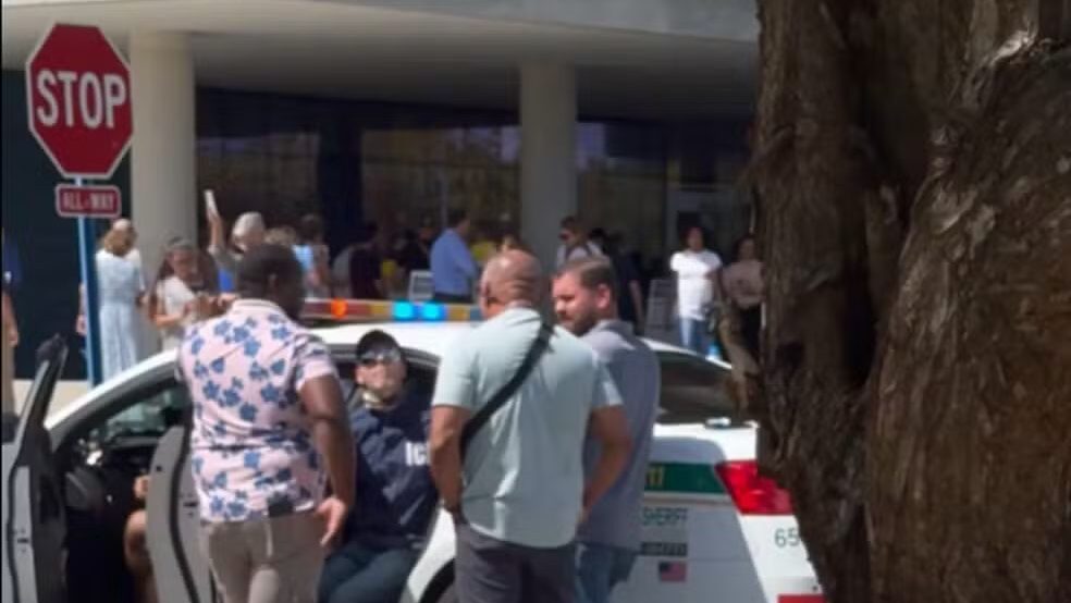 brasileiro-de-46-anos-circulou-em-local-de-votacao-em-miami-usando-uniforme-semelhante-ao-da-agencia-de-imigracao-ele-e-acusado-de-intimidar-eleitores-ameacar-policiais-e-tentar-subornar-agentes-foto-reproducao-redes-sociais