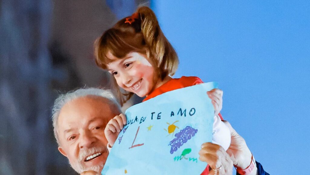 fazer-o-l-tornou-se-simbolo-de-luta-contra-a-direita-espanha-franca-e-argentina-canais-inspirados-no-exercito-do-lula-dobram-de-tamanho-exercito-do-lula-segue-ativo-e-desperta-interesse-de-lideres-mundiais-tvt-news